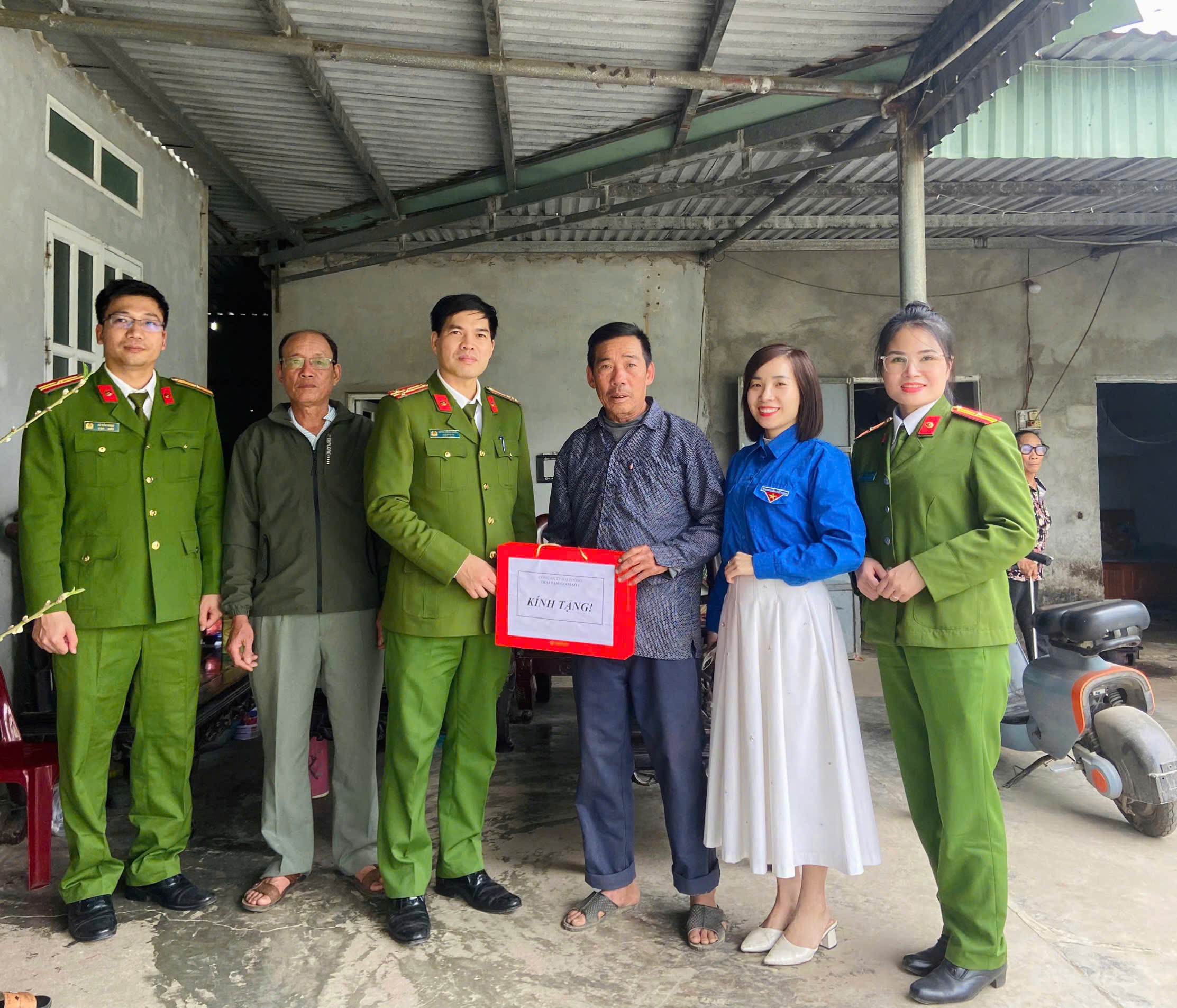 Trại tạm giam số 1 CATP  tặng quà 05 gia đình có hoàn cảnh khó khăn ở xã An Hưng (Hải Phòng)